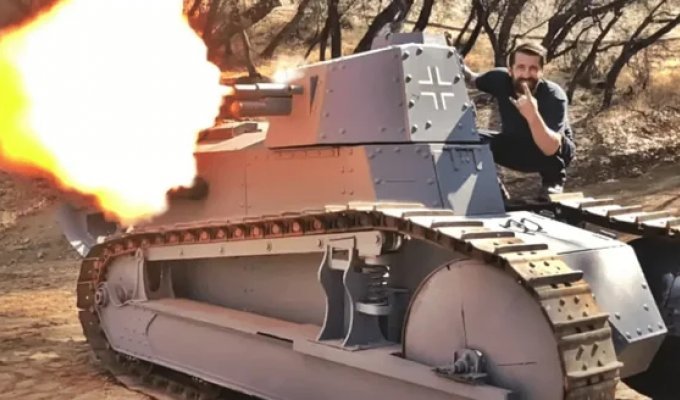 A man spent a year and 50 thousand dollars to build a tank in his garage (photo) (4 photos + 2 videos)