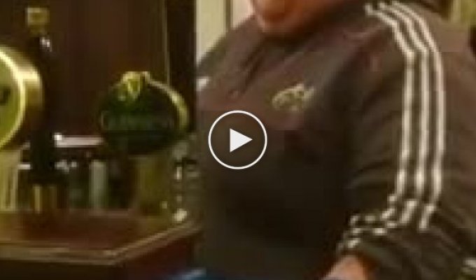Ирландский бармен с красивым голосом распевает песни наливая посетителям напитки