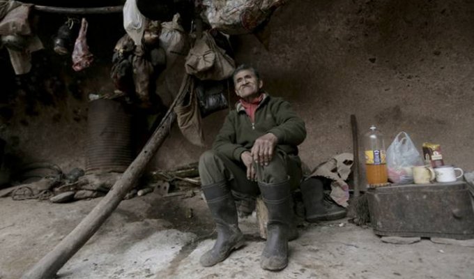 Педро Лука — 79-летний пещерный человек 21-го века из Аргентины (4 фото)