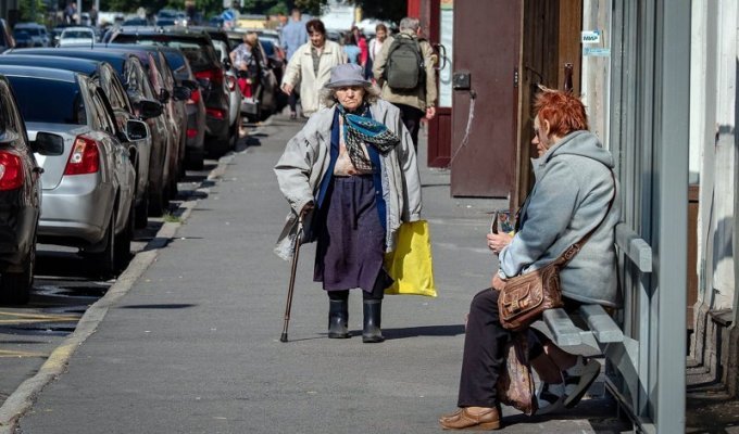 Ланч и никакого бизнеса: в Питере открыли кафе, где стариков кормят бесплатно (16 фото)