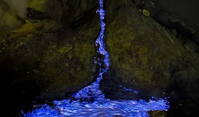 Необычный вулкан Иджен в Индонезии (7 фото)