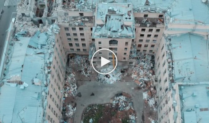 Как сейчас выглядит здание Администрации в Харькове после ракетного обстрела орками