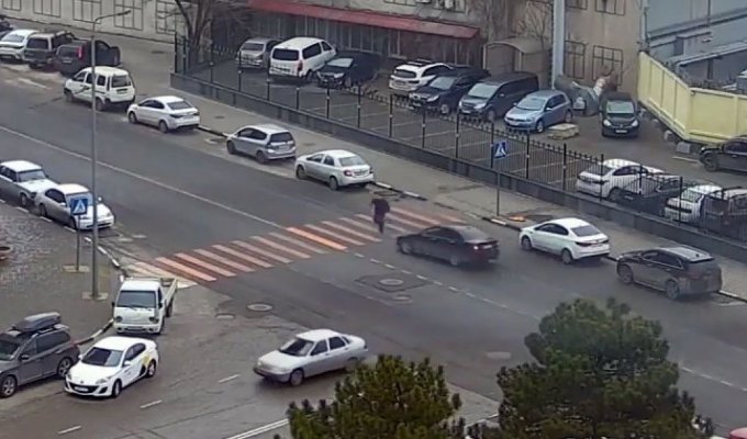 Прокатил на крыше: в Новороссийске сбили пожилого мужчину (3 фото + 1 видео)