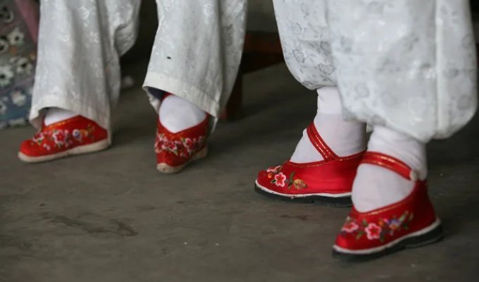 The Village of "Bound Feet" is home to the last few Chinese women suffering from an ancient, cruel tradition (13 photos)