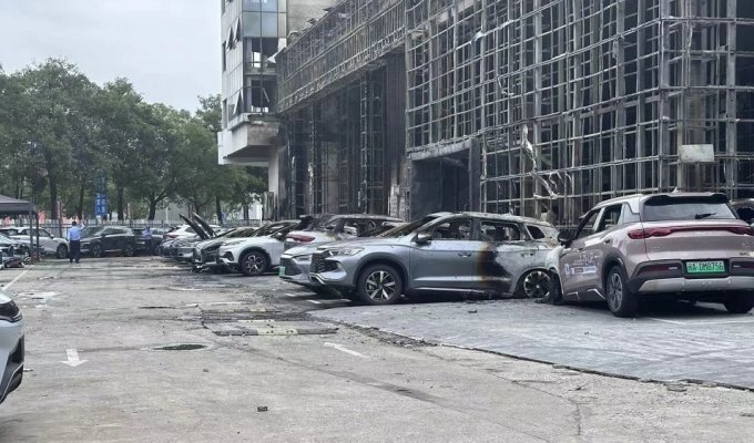 В Китае сгорел автосалон. Виновник, предположительно, электромобиль (1 фото)