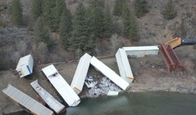 Beer tragedy: 25 beer wagons derailed in the USA (4 photos)