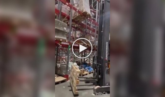 A warehouse worker carefully leveled an unstable rack with a forklift