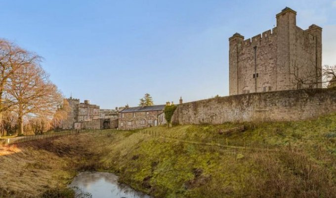 В Англії можна купити 900-річний старовинний замок за 12 мільйонів доларів (9 фото)