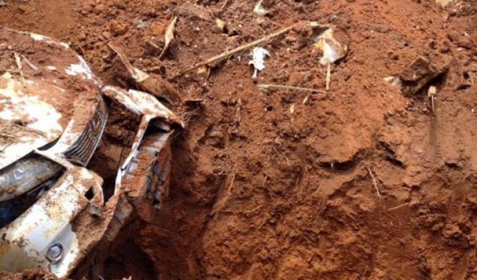 В Пуэрто-Рико пенсионер закопал Lexus, чтобы получить страховку (4 фото)