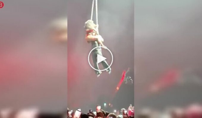 Артисты устроили неожиданный «подарок» мужской части зрителей