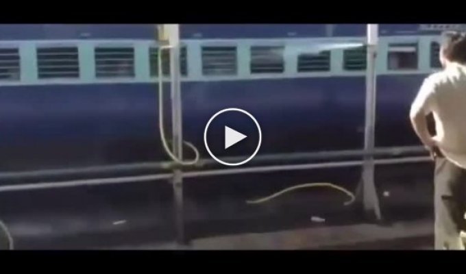 Как охлаждают поезда в Индию во время сильной жары