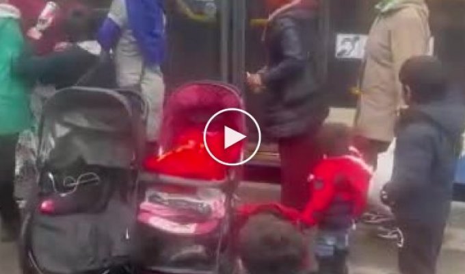 В Питере пассажиры выгнали из автобуса цыганок, заподозрив их в воровстве