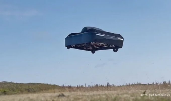 Летающий автомобиль (4 фото)