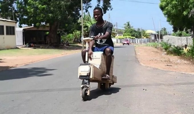 Подросток из Ганы смастерил из дерева электромопед с солнечной батареей (3 фото + 1 видео)