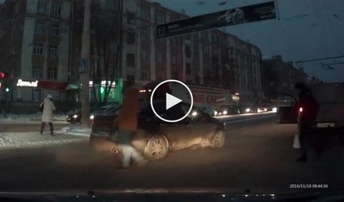 Водитель в Перми бросил свою машину, чтобы избить пешехода