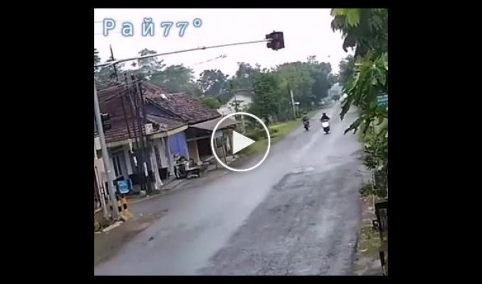Мотоциклисты чудом разъехались на перекрестке в Индонезии