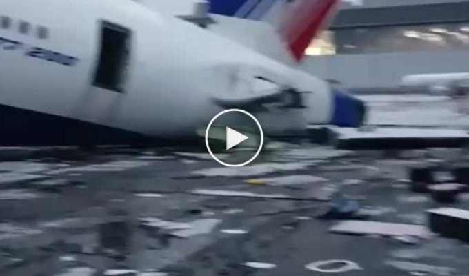 Утилизация самолета обанкротившейся авиакомпании «Трансаэро»