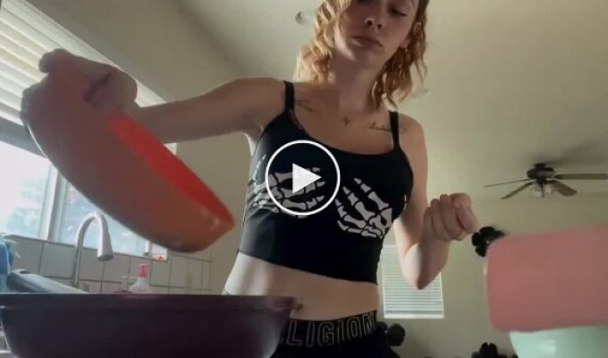 Женщина устроила огненное шоу на кухне, пытаясь пожарить еду
