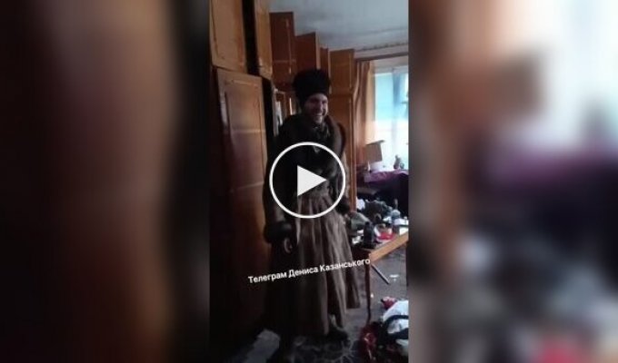 Окупанти переодяглися в жіночий одяг, знайдений у пограбованому будинку