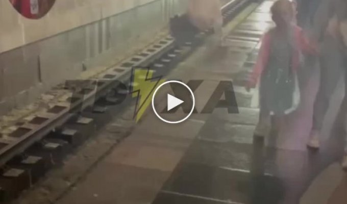 В Харькове парень прыгнул под поезд в метро