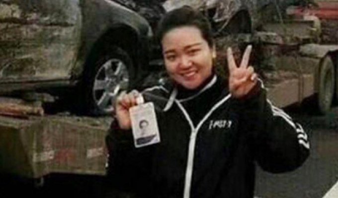 Китайская журналистка лишилась работы из-за фото на месте крупного ДТП (2 фото)