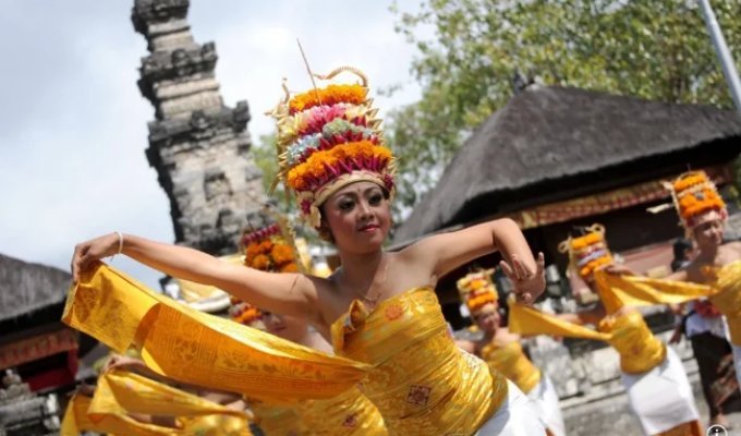 Stop dancing like that! In Bali, it is forbidden to dance in a way they don’t like (5 photos + 1 video)