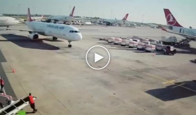 В турецком аэропорту корейский Аirbus A330 случайно снес другому самолету хвост