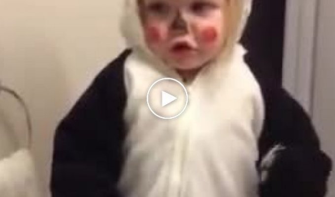Ребенок в костюме Панды