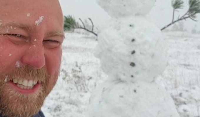 В Хакасии из первого снега слепили снеговика (2 фото + 2 видео)
