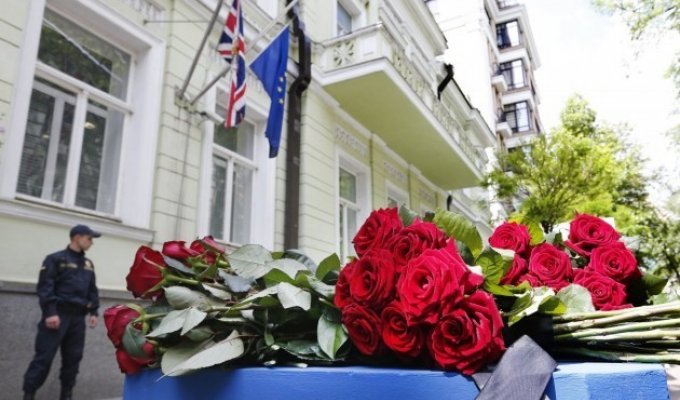  Под посольство Британии в Киеве несут цветы в память о жертвах трагедии в Манчестере