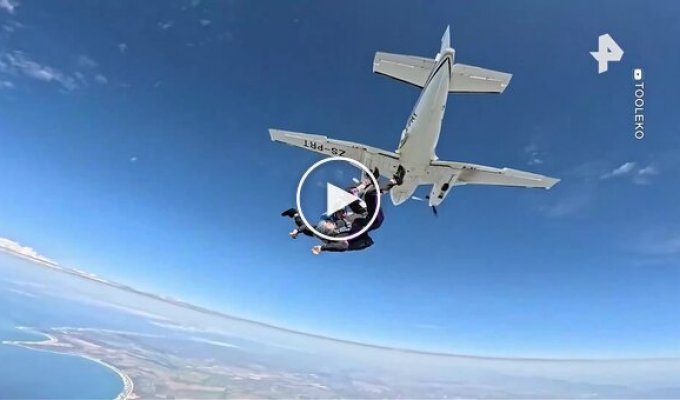 A guy solved a Rubik's cube during a parachute jump
