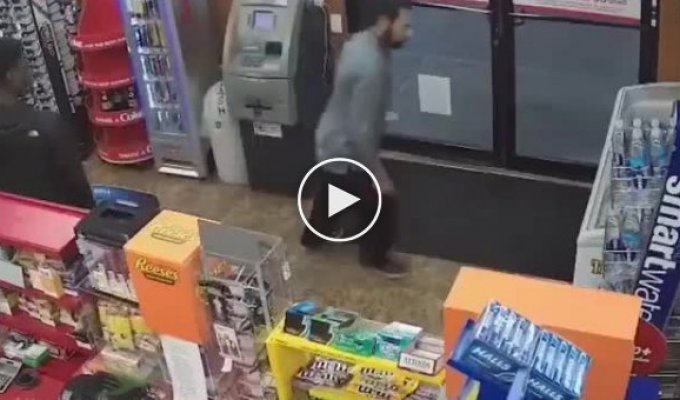Подростки ограбили магазин после того, как продавец упал в обморок