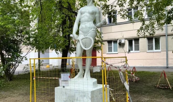 После 30 лет в земле. История закопанной статуи теннисистки и её недавней реставрации (3 фото)