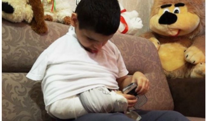 Воспитатель, сломавшая руку слепому мальчику-инвалиду, получила 8 месяцев колонии (3 фото + 1 видео)