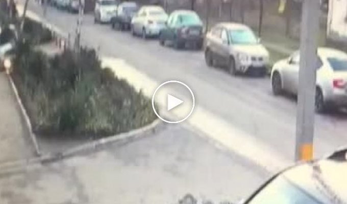В Краснодаре водитель сбил пешехода на тротуаре и скрылся