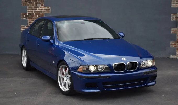 Старую но редкую BMW M5 2002 года продали за 130 000 $ (52 фото)