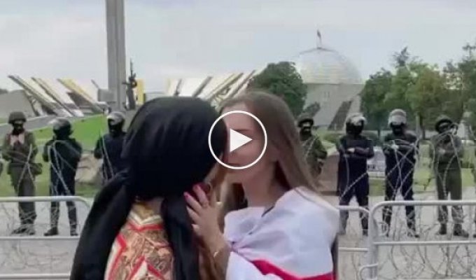 Белорусские девушки целуются перед бойцами ОМОН