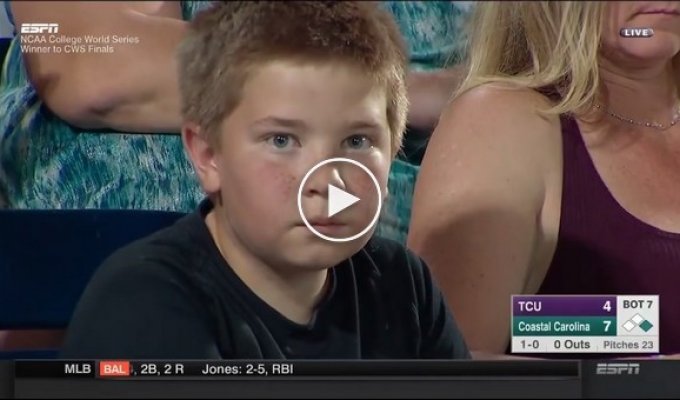 Игривый взгляд этого ребенка стал кульминацией бейсбольного матча  