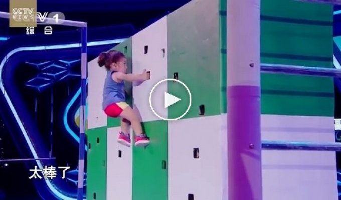 Трехлетний малыш поразил своими акробатическими навыками членов жюри китайского шоу талантов