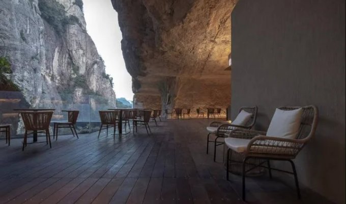 A cafe right in the cliff: in An unusual Cliff Café opened in the Yandang Mountains (9 photos + video)