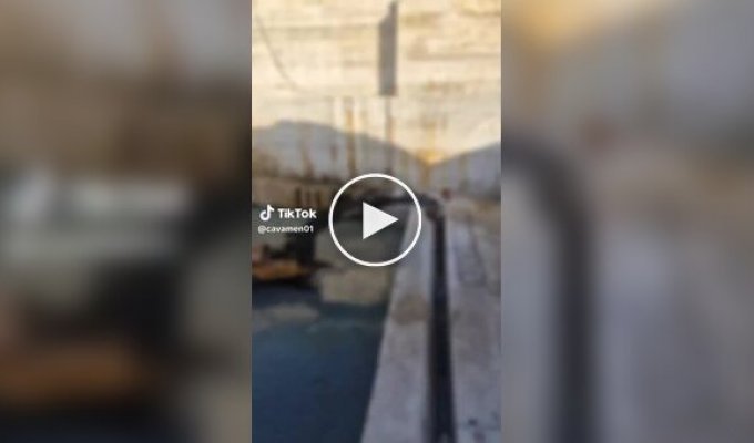 A huge wave An excavator was covered after a stone slab fell.