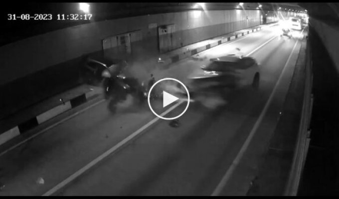 A video of a terrible accident in a tunnel in Russia has appeared