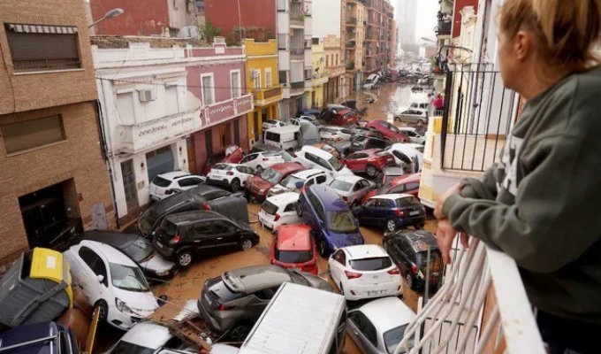 Terrible Flooding in Spain (9 Photos + 8 Videos)