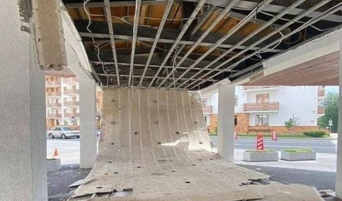 "Милости просим": в Сочи крыша отеля обвалилась прямо перед туристом (2 фото + видео)