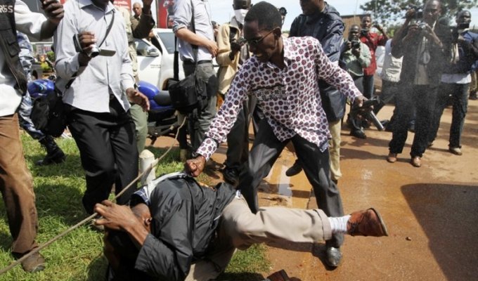 Арест лидера оппозиции в Уганде (11 фото)