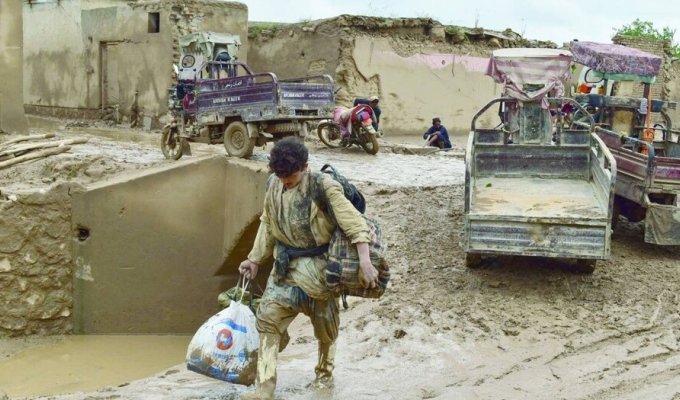 Наводнение в Афганистане: 315 человек погибли, более 1600 пострадали (6 фото)