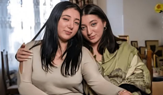 Сестры-близняшки нашли друг друга спустя 17 лет после разлуки с помощью соцсетей (4 фото)