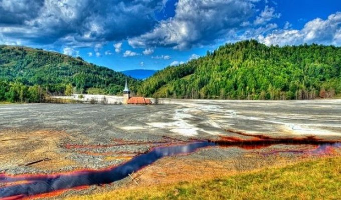 Румынская деревня, на месте которой образовалось токсичное озеро (10 фото)
