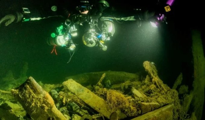 На дне Балтийского моря обнаружили два затонувших судна XVIII века с бутылками и керамикой (11 фото)
