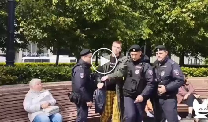 В Москве задержали парня, который сидел на лавочке в футболке «Берегите Россию»